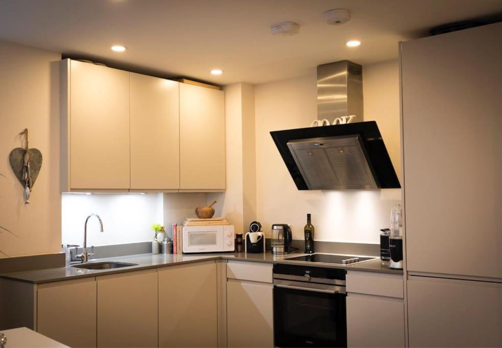 Apartmán Luxury Modern Apt With Parking On Leigh Broadway Exteriér fotografie
